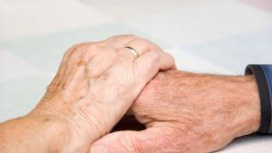 ръце възрастни хора