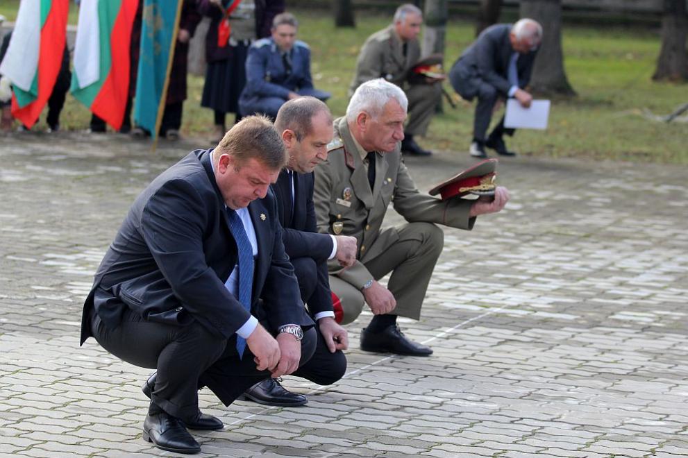  Президентът Румен Радев участва панихида във връзка Архангелова задушница, която се организира пред Военния мавзолей-костница в Централните софийски гробища 