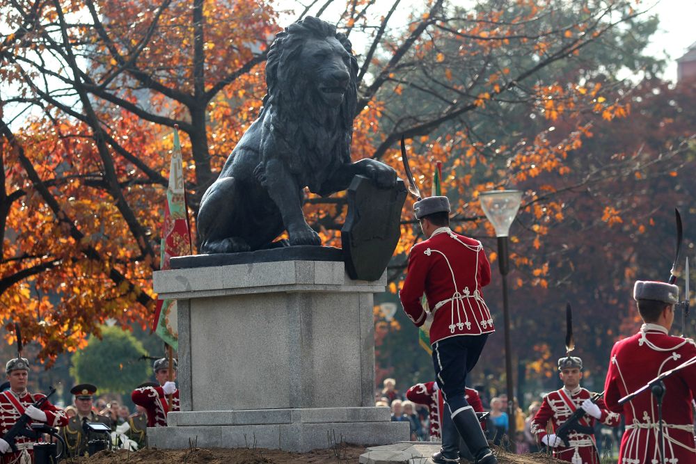 Реставрираната скулптурна фигура на лъва от Мемориала на загиналите войници от Първи и Шести софийски пехотен полк беше поставена в градината пред НДК в София.<br />
 