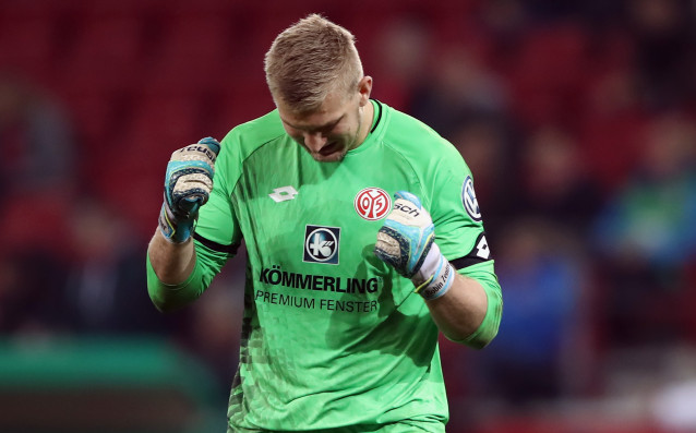 Вратарят на Майнц 05 Робин Центнер бе на косъм да