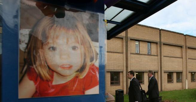 Полицаи които разследват изчезването на малката Маделин Маккан идват в