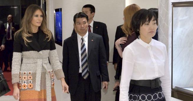 Докато съпругът й играеше голф с японския премиер първата дама