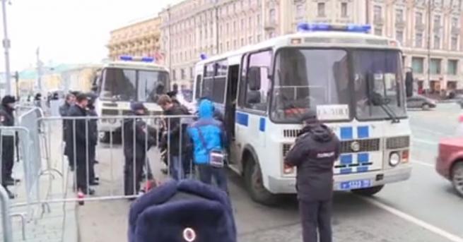 Руската полиция арестува 380 участници в неразрешени протести срещу президента