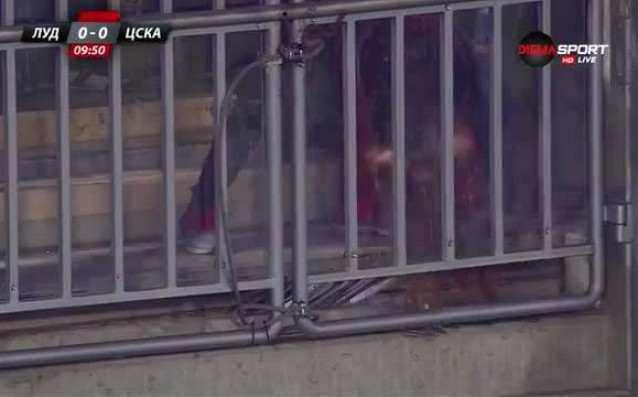 Част от привържениците на гостуващия ЦСКА нанесоха щети на едно