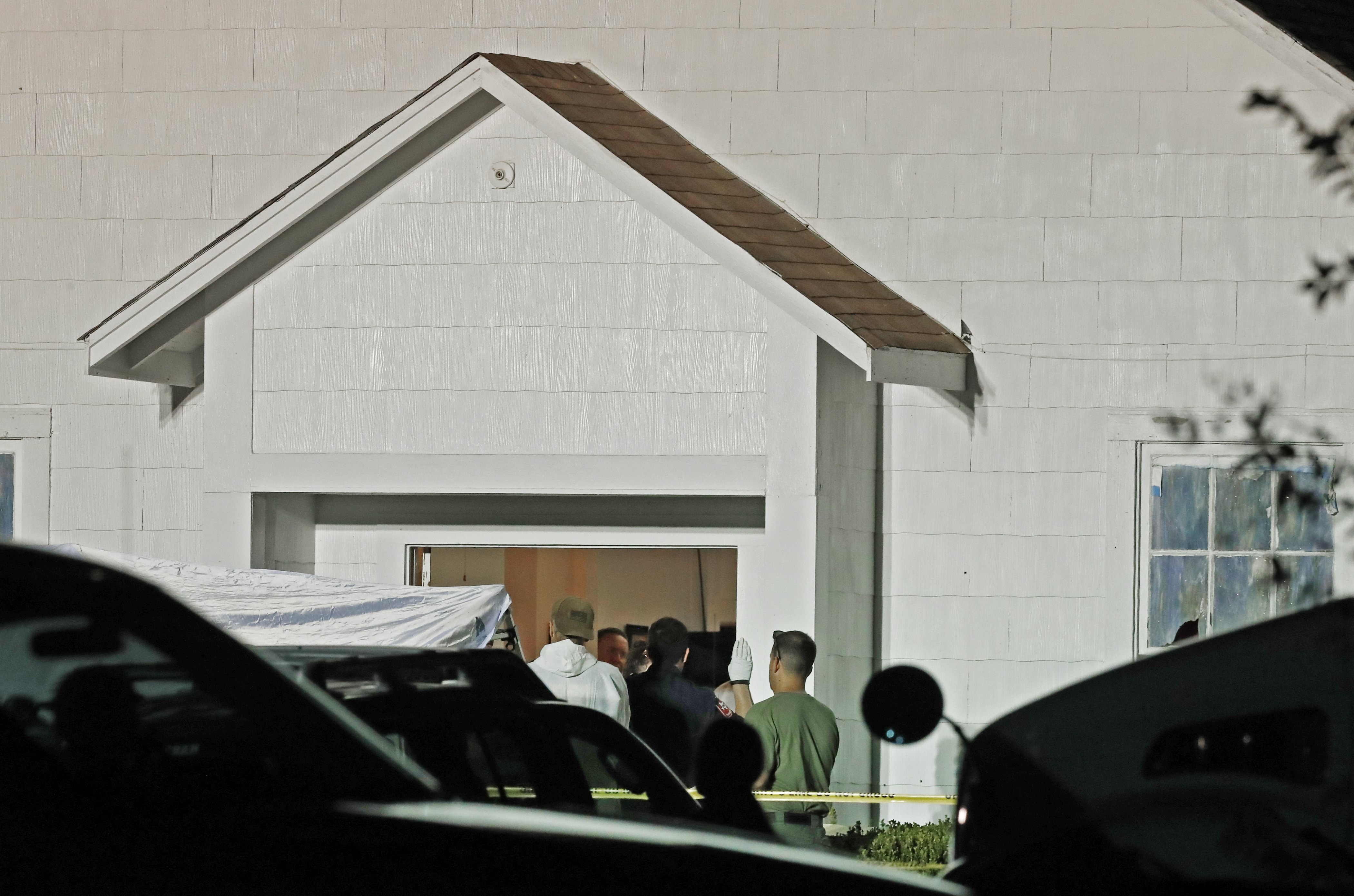 Масово убийство бе извършено вчера в американския щат Тексас, по последни данни убити са 26 души, ранени са 27 души. Престъплението стана в Първа баптистка църква на селището Саутърленд Спрингс, които има 400 жители и се намира на около 50 км югоизточно от град Сан Антонио. Въоръженият влязъл в църквата малко преди обед в неделя, когато там още продължавала сутрешната служба