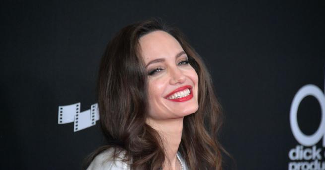 Анджелина Джоли събра погледите на червения килим по време на