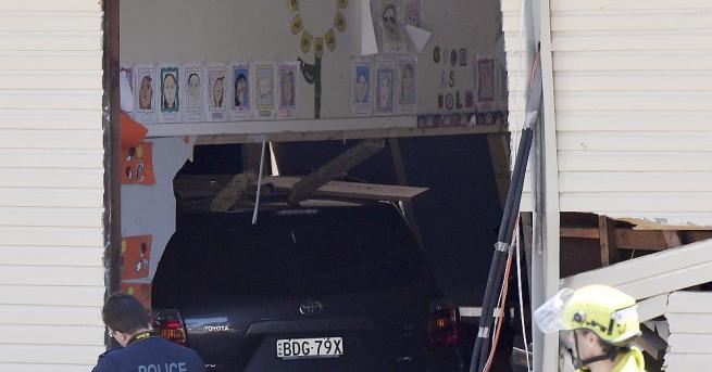 Кола се вряза в класна стая в училище в Сидни