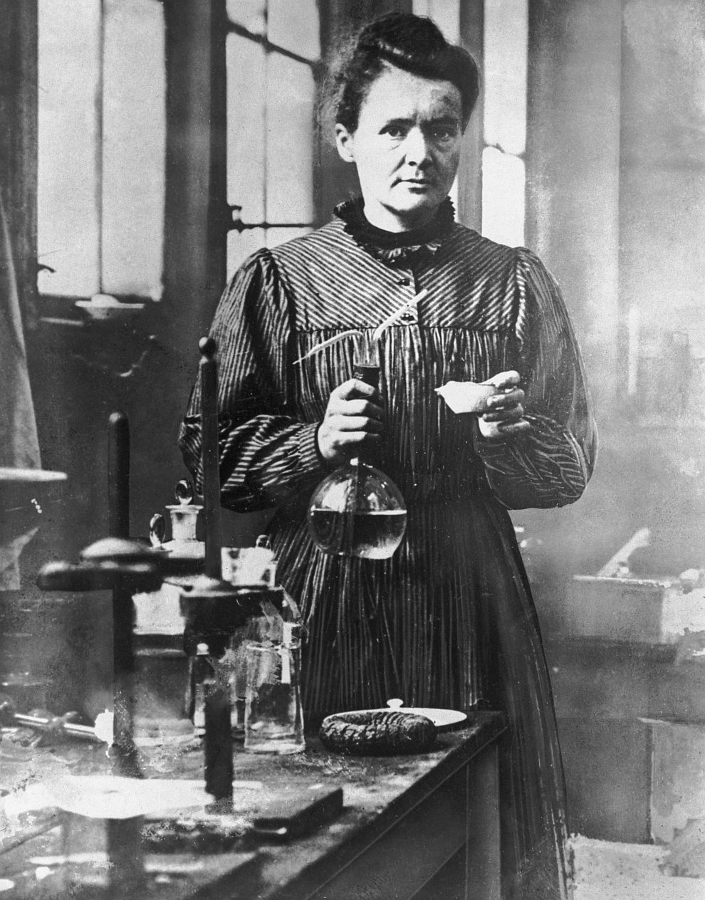 Мария Кюри е родена на 7 ноември 1867 г. във Варшава, днешна Полша. Рожденото ѝ име е Мария Склодовска. След преместването си в Париж, Франция, през 1891 г., променя първото си име на Мари.