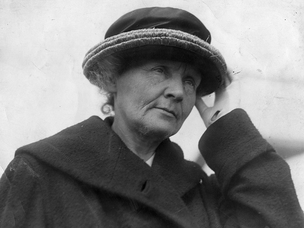 Първоначално името ѝ остава извън списъка с лауреатите. По настояване на Пиер Кюри Мария е включена в него. Така тя става първата жена, удостоена с Нобелова награда.