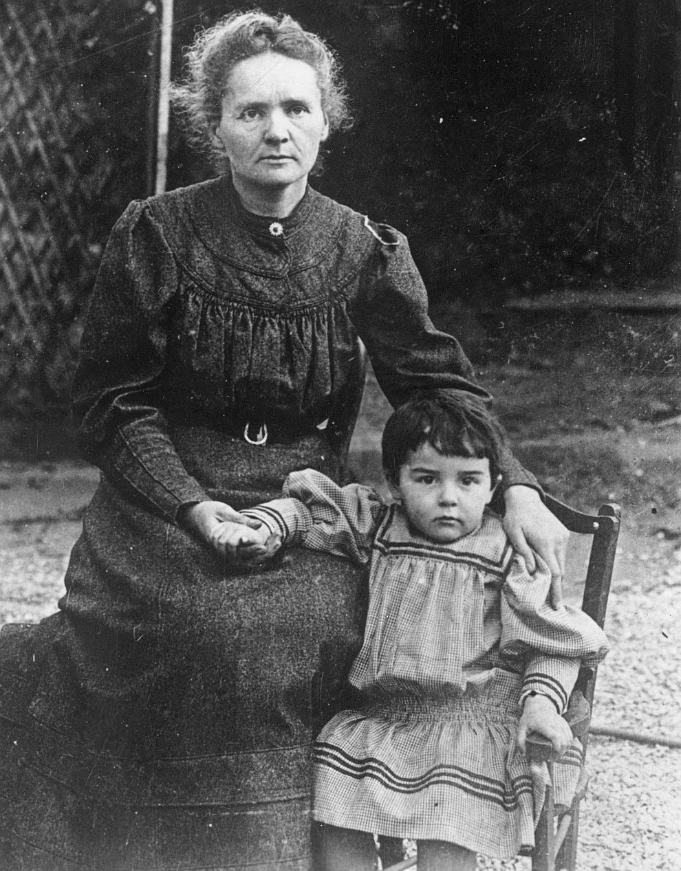 През 1935 г. с Нобелова награда за химия е отличена дъщеря ѝ Ирен Жолио-Кюри, съвместно със съпруга си Фредерик Жолио-Кюри.