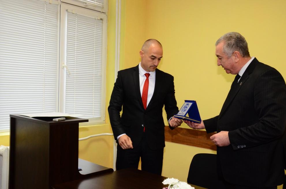 Кметът Огнян Ценков лично връчи отличието.