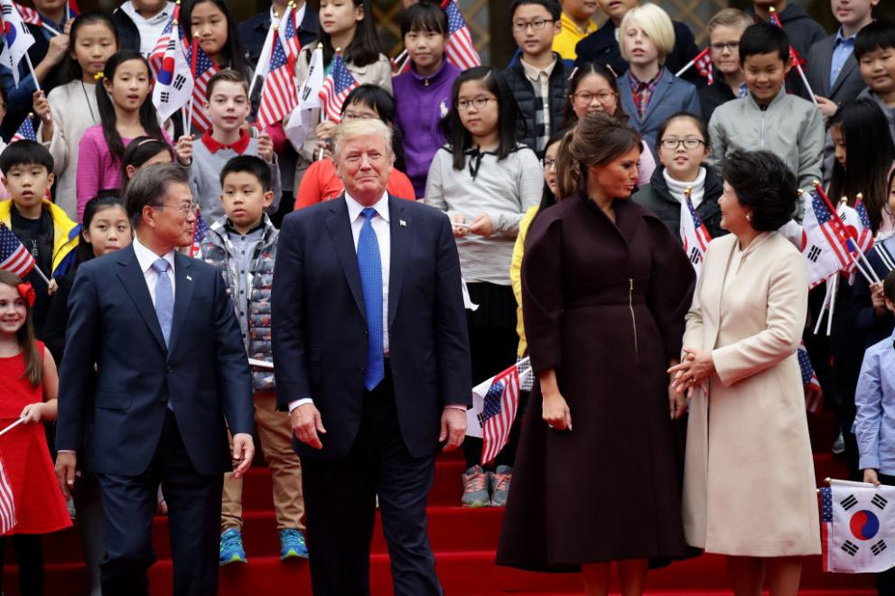  Мелания Тръмп провокира възторг и с визията си в Южна Корея. Този път усмихната първата дама на Съединени американски щати беше избрала ефектно палто в тъмнолилаво на Delpozo на стойност 3,823 $. 