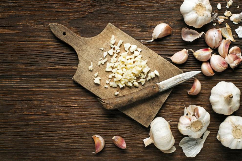  Чесновия чай се предлага от испанските баби. В добавка към него вървят мед и лимон. Комбинацията работи безупречно, поучават локалните. Освен това има и различен позитивен резултат оказва помощ в борбата против килограмите. 