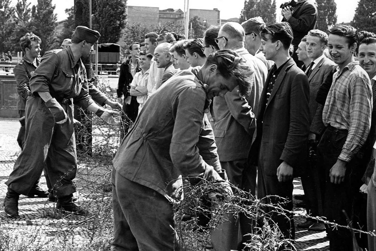 13 август 1961 г., военни от Източна Германия опъват бодлива тел на мястото, където да бъде построена Берлинската стена.