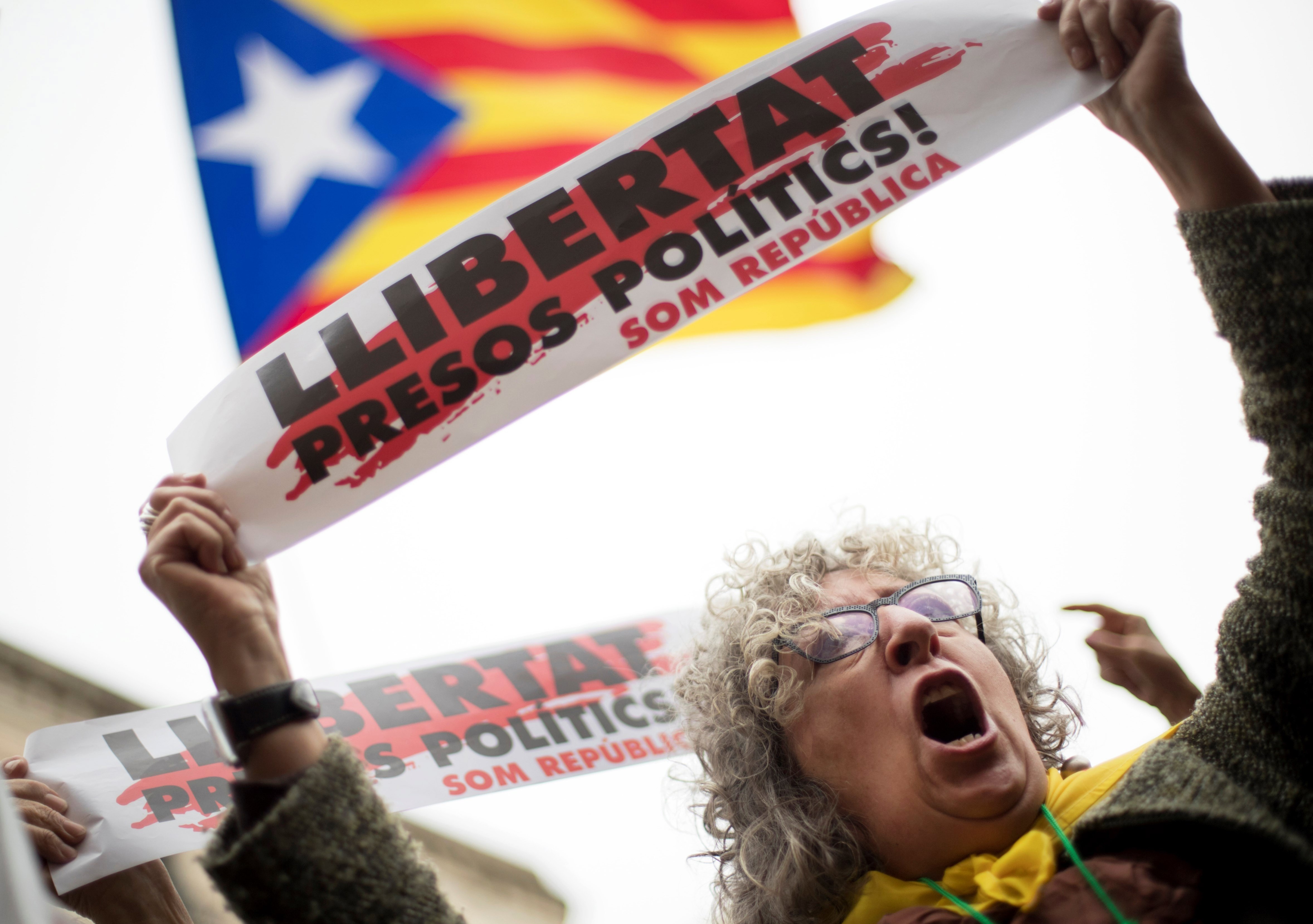 Испанският конституционен съд отмени декларацията за независимост на Каталуния. Огромна стачка блокира региона, като хората протестираха срещу арестуването на уволнени каталунски политици