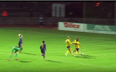 Гротескно: Три футболистки на празна врата и няма гол!