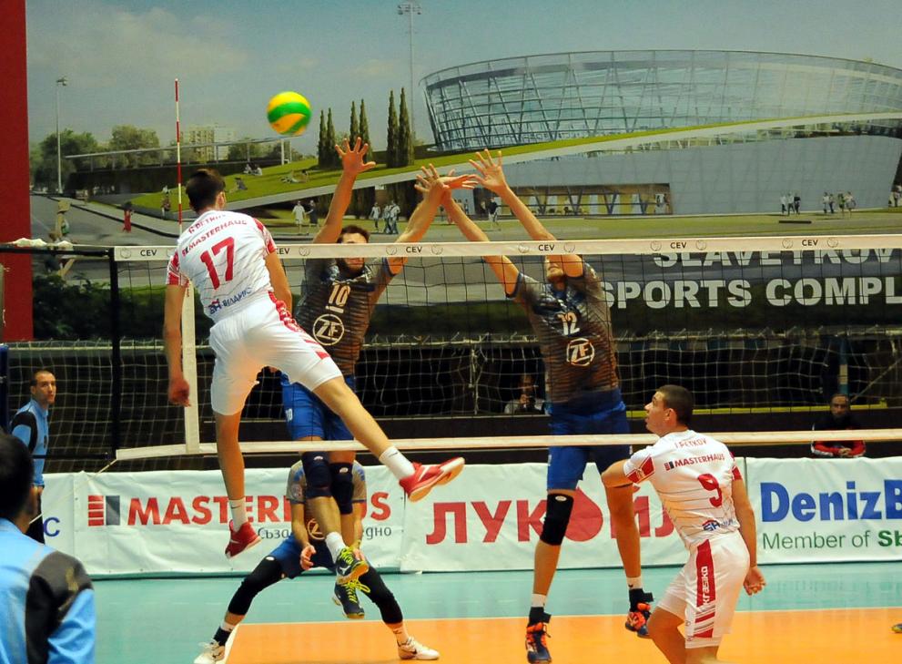 В първия мач от третия квалификационен кръг от Шампионската лига, който се игра в сряда пред препълнената със зрители зала „Младост“ в Бургас, волейболистите ни остъпиха  достойно с 1:3 гейма.