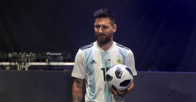Звезди на световния футбол представиха официалната топка на Световното първенство