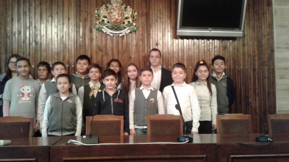деца от клуб "Ценности и родолюбие" посетиха кмета