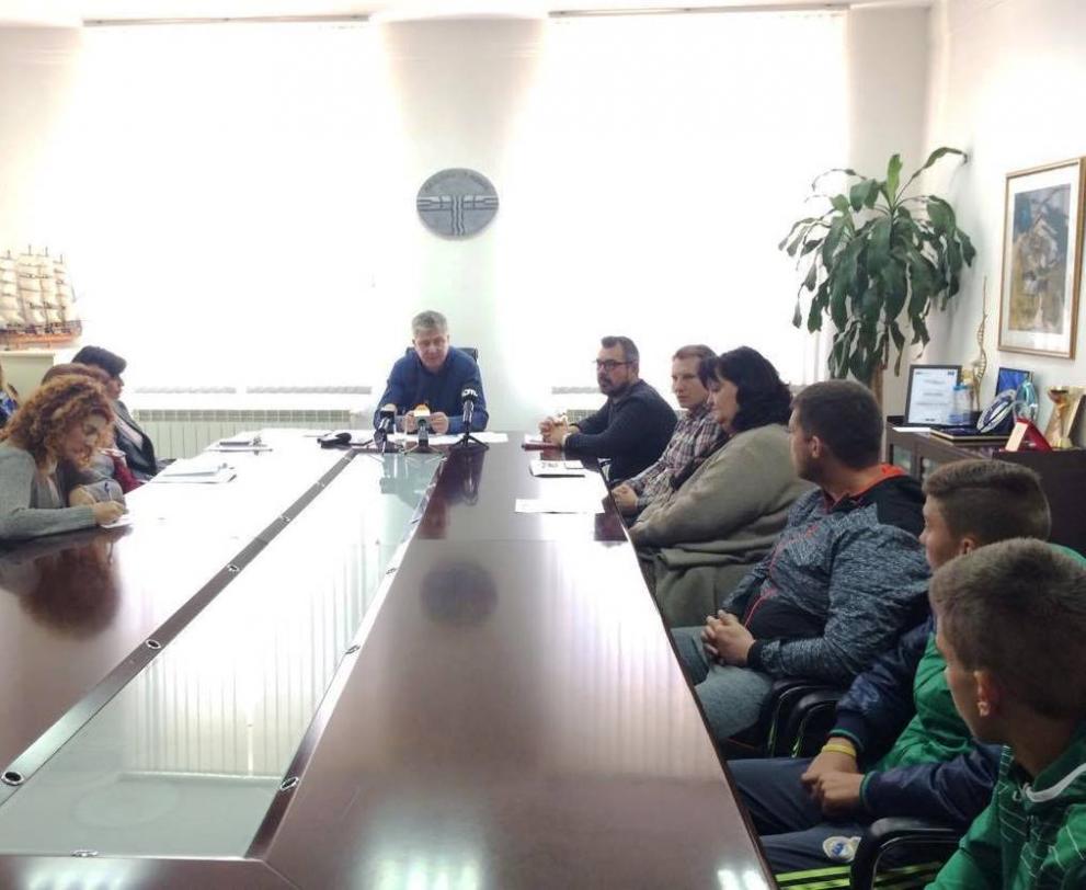 домакин на международна среща
