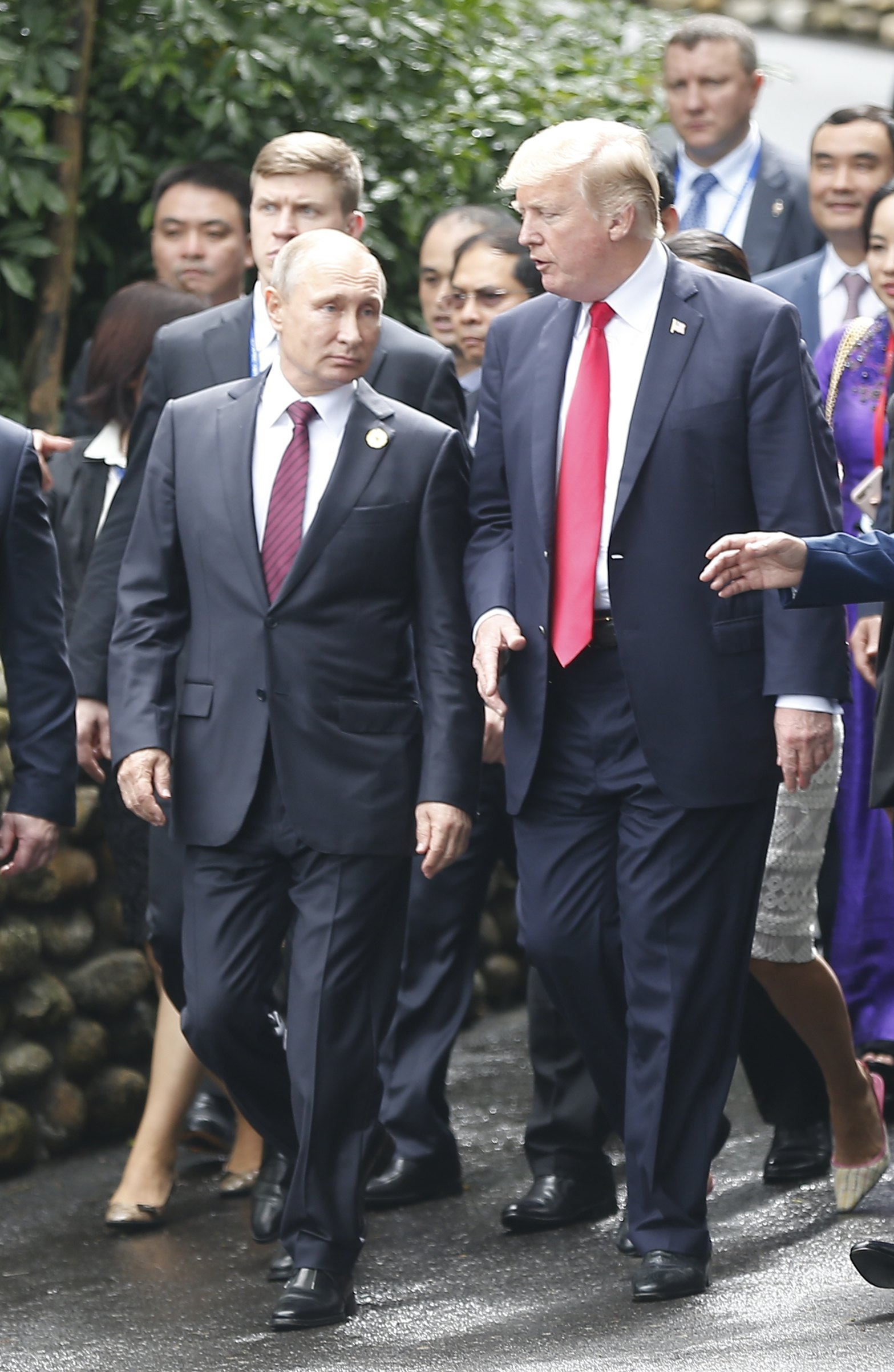 Президентите на САЩ и Русия, Доналд Тръмп и Владимир Путин, си поговориха, докато вървяха заедно за "семейната снимка" на лидерите на страните от АТИС.