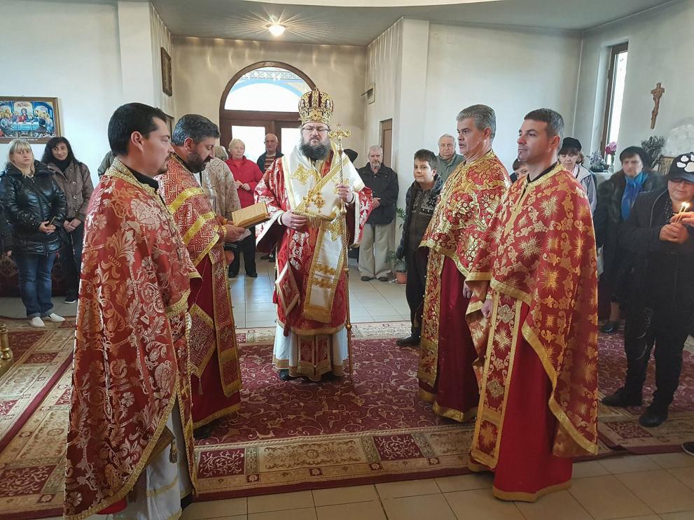 Врачанския митрополит Григорий в съслужение с врачански свещеници.