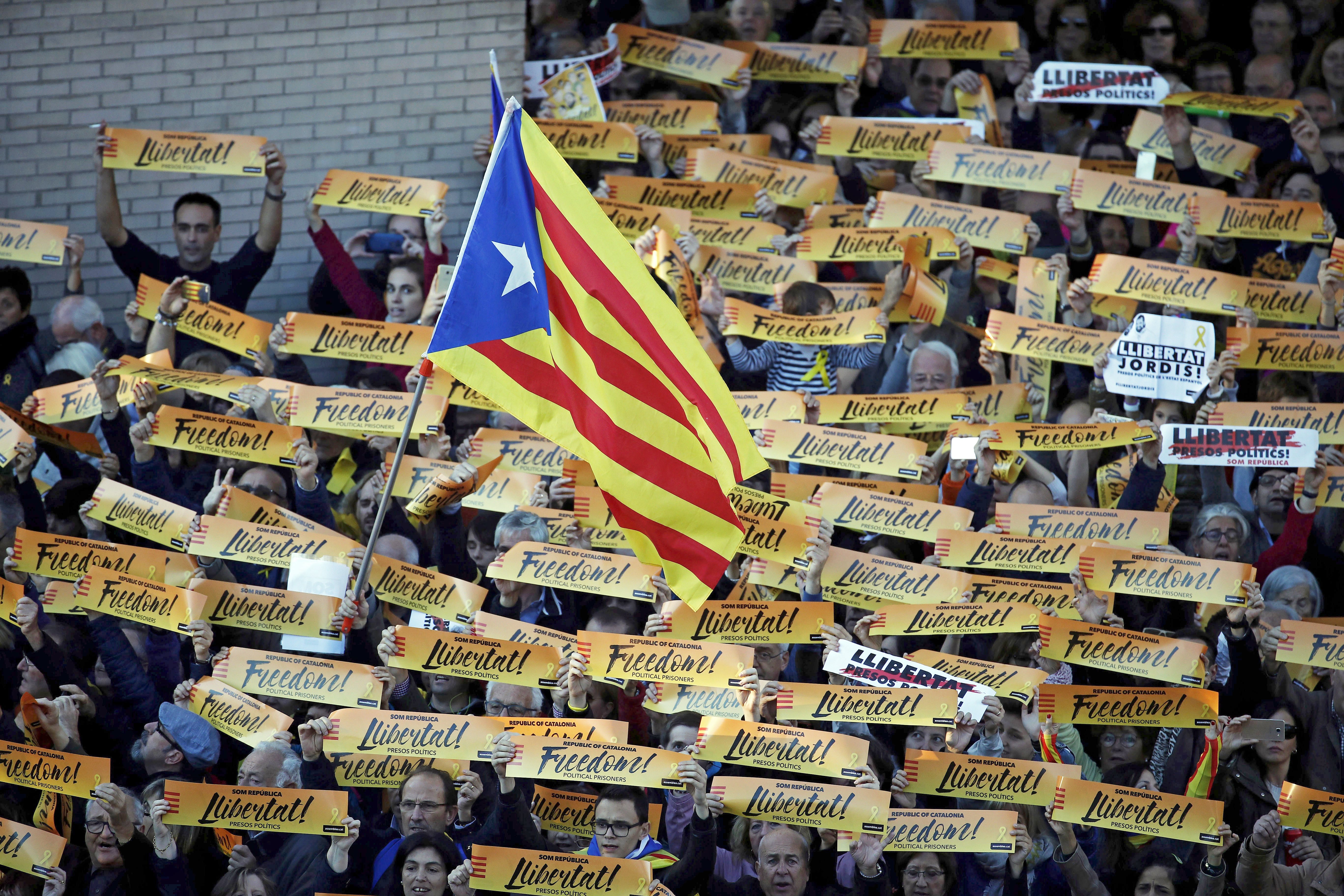 Кметът на Барселона Ада Колау обвини отстраненото правителство на каталунския лидер Карлес Пучдемон, че води страната към бедствие в стремежа си да се откъсне от Испания.