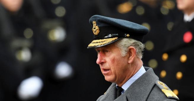 Британският престолонаследник принц Чарлз положи венец от макове на военния
