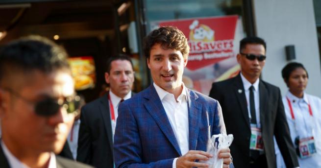 Канадският премиер Джъстин Трюдо минаваше от една маса на друга