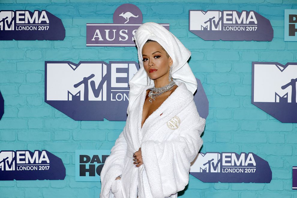 Рита Ора на червения килим на Европейските музикални награди на MTV в Лондон