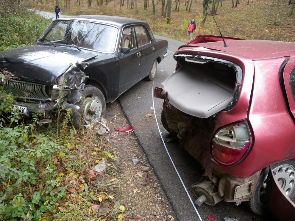Шофьор пострада тежко при сблъсък с „Волга“