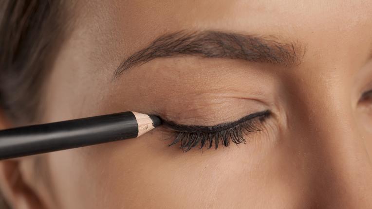  Омръзна ни моливът за очи все да се размазва 