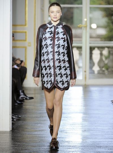 През 2011 година моделът бременната в петия месец Миранда Кър се включи в ревюто на Balenciaga