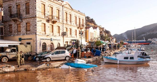 Много къщи, населени места и главни пътни артерии бяха наводнени