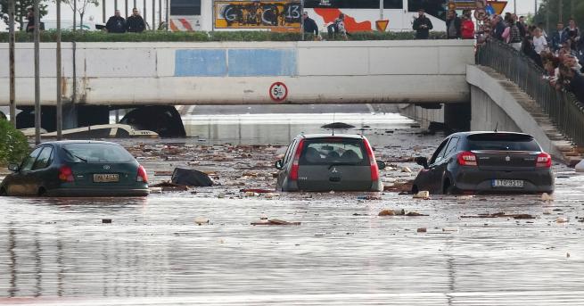 Наводненията причинени от поройни дъждове убиха поне 15 души и