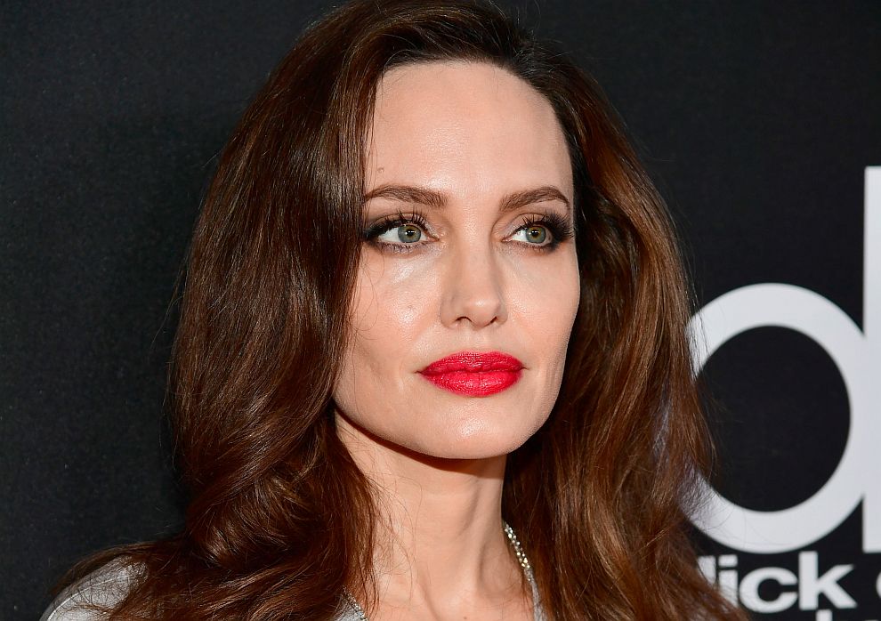 Холивудската звезда Анджелина Джоли притежава вежди със специфична форма, каквито повечето жени искат да имат