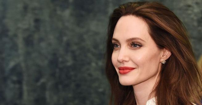 Холивудската звезда Анджелина Джоли притежава вежди със специфична форма каквито