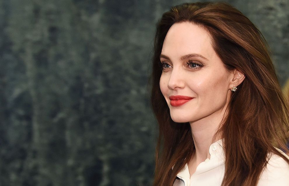 Предпочитанията на дамите клонят най-вече към нежно извитите S-образни вежди на Анджелина Джоли, считани за най-женствени