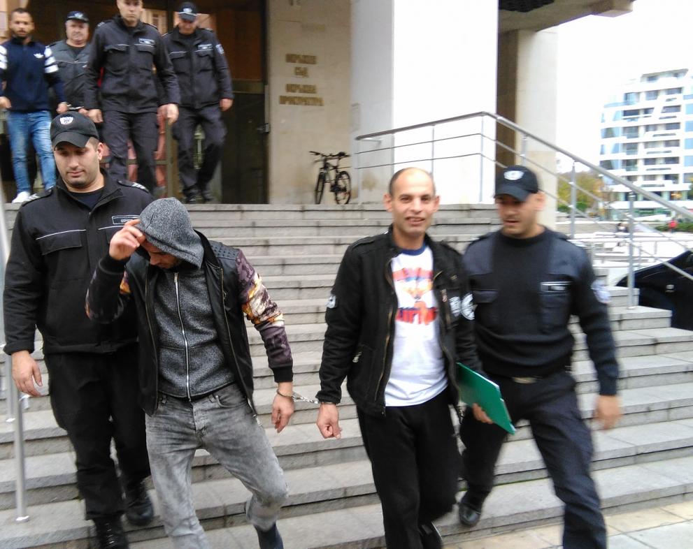Според защитата, престоят зад решетките причинил на 30-годишния Станислав Стоянов /вляво на снимката/ смесено разстройство с декомпенсации.