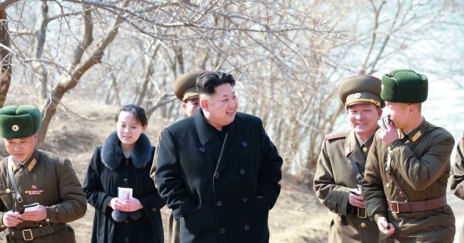 Ким Чен ун се появи усмихнат до уши на трактор докато