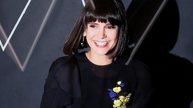 Нина Добрев е безупречна във Versace (СНИМКИ)