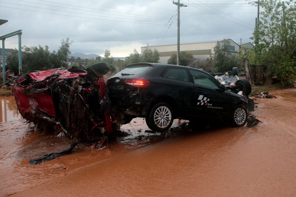 Наводнения в Гърция взеха най-малко 15 жертви.