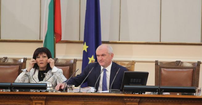 Димитър Главчев подаде оставка като председател на Народното събрание Това