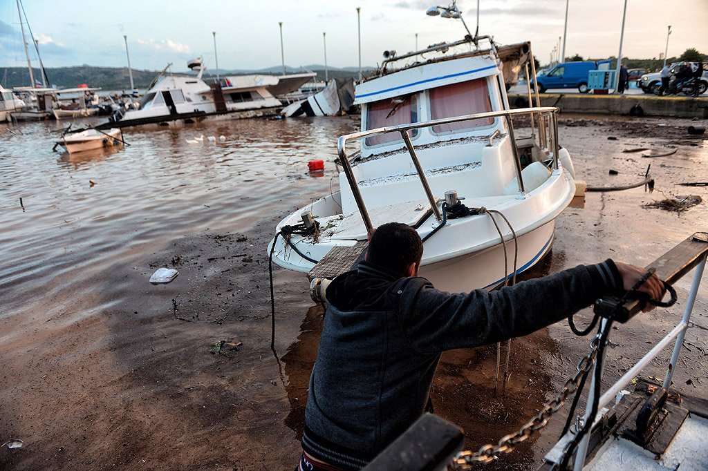 Лошото време засяга части от Гърция вече около седмица, но особено силен порой причини внезапно наводнение, за което местните жители заявиха, че не са били подготвени