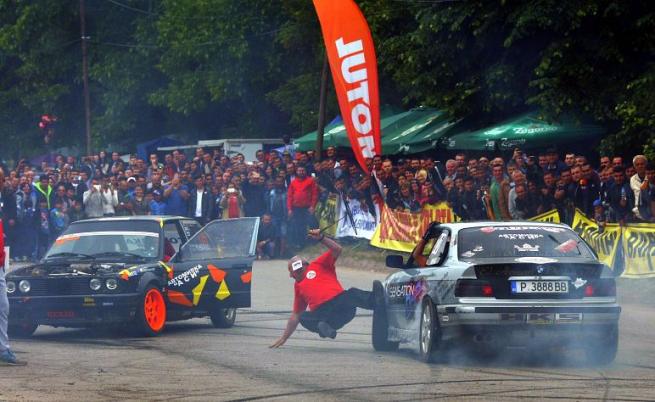  Мъж е понесен от коли на дрифт шоу в Исперих 