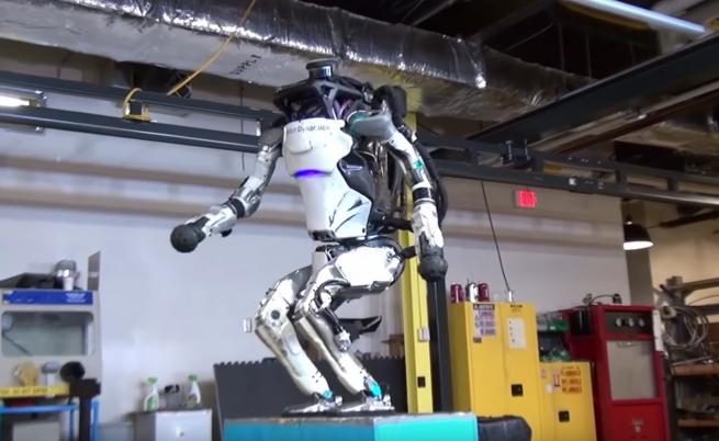 Робот тренира кросфит и скача по-добре от човек