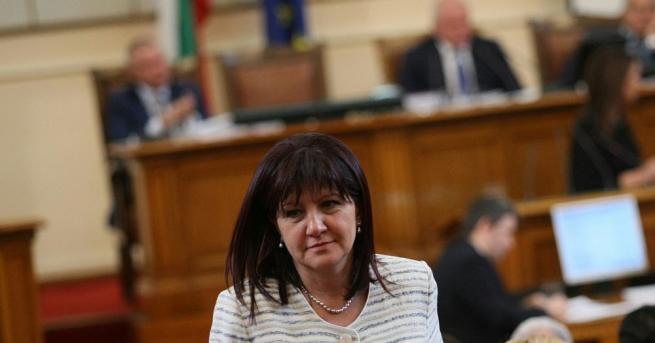 Цвета Караянчева е родена на 25 февруари 1968 година в