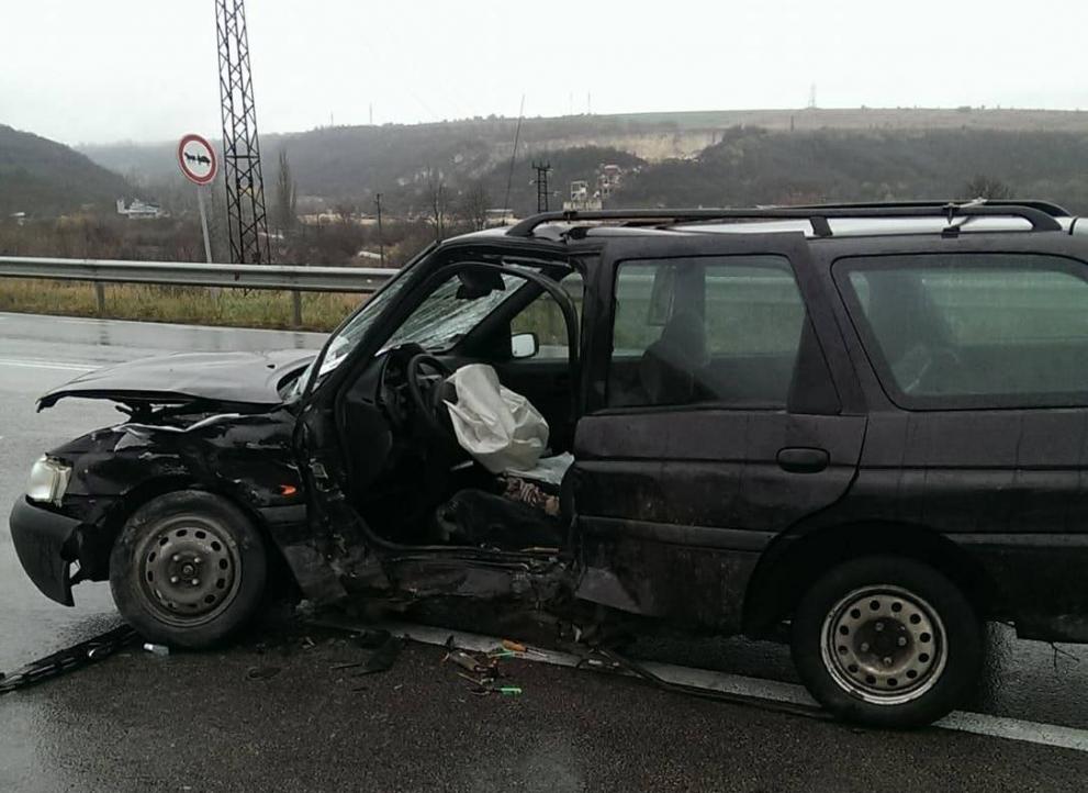 Шофьор в болница след тежка катастрофа до разклона за Пороище