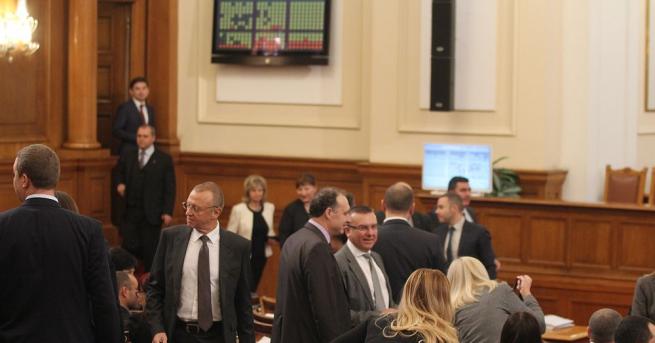 Димитър Главчев подаде оставка като председател на Народното събрание. До