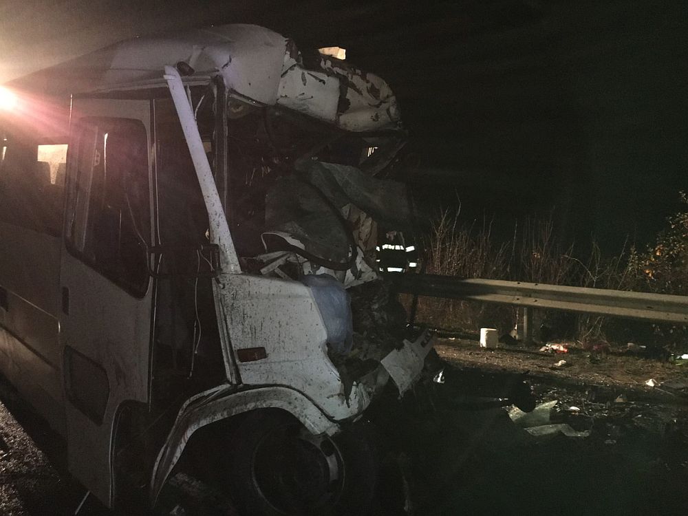 Жестока катастрофа между автобус и камион на пътя София-Варна отне живота на девет души. 19 човека са ранени.